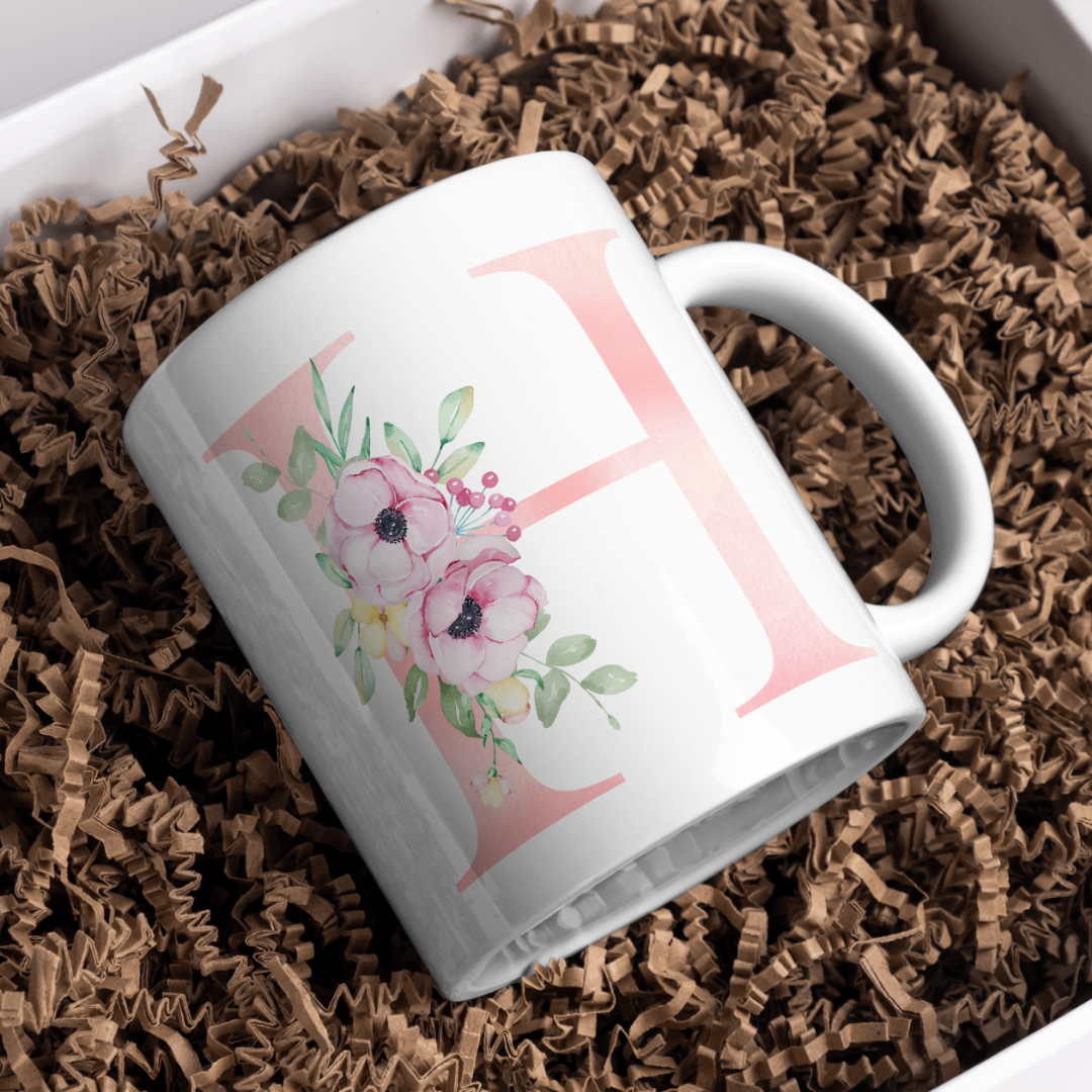 Taza Inicial Rosa con Flores – Un detalle bonito y personal