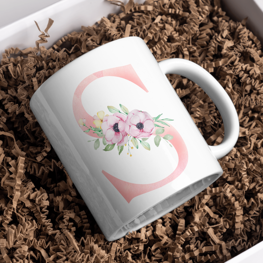 Taza Inicial Rosa con Flores – Un detalle bonito y personal
