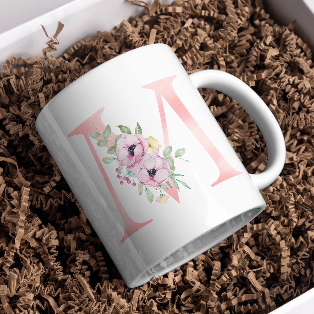 Taza Inicial Rosa con Flores – Un detalle bonito y personal